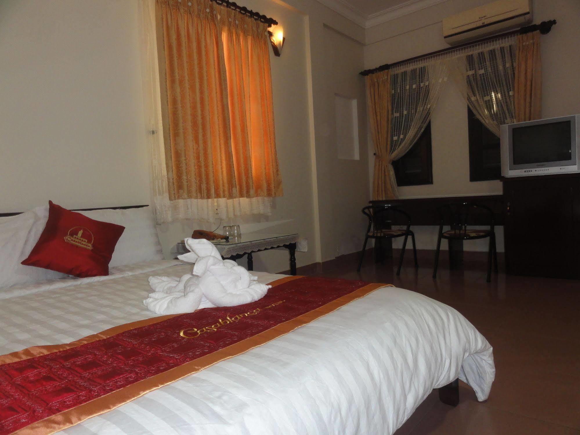Casablanca Hotel Hue Bagian luar foto