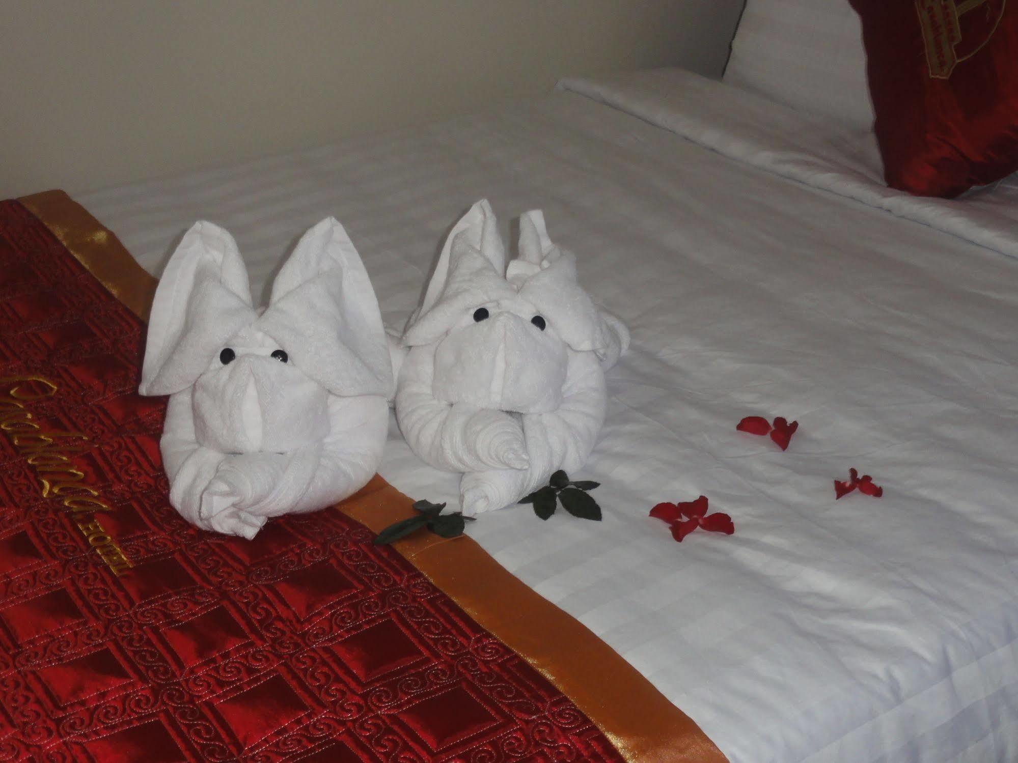 Casablanca Hotel Hue Bagian luar foto