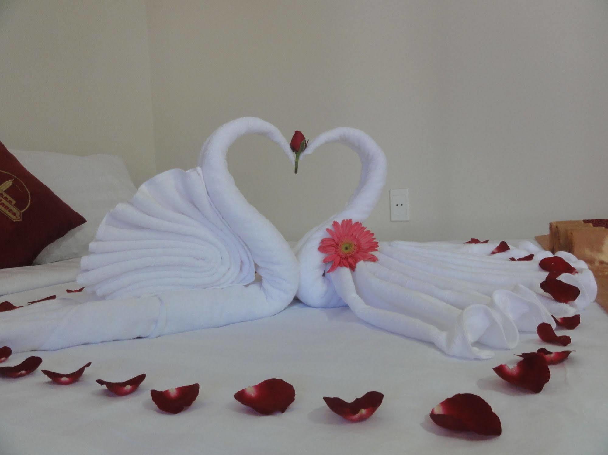 Casablanca Hotel Hue Bagian luar foto